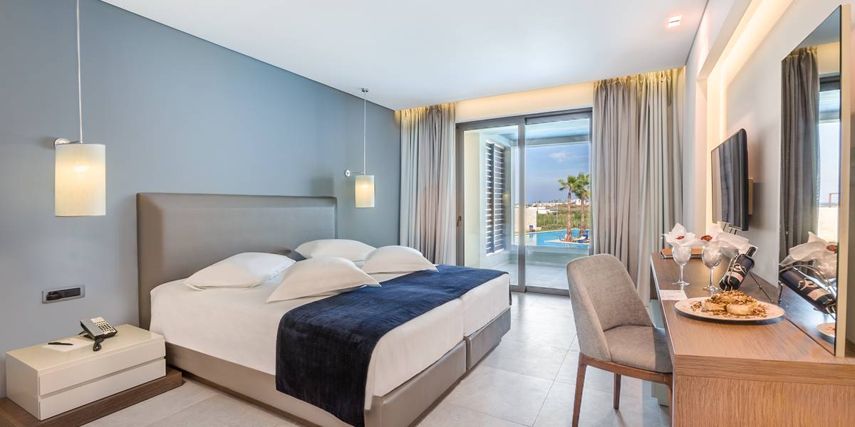 EXECUTIVE SUITE WITH TWO BEDROOMS AND SHARING POOL